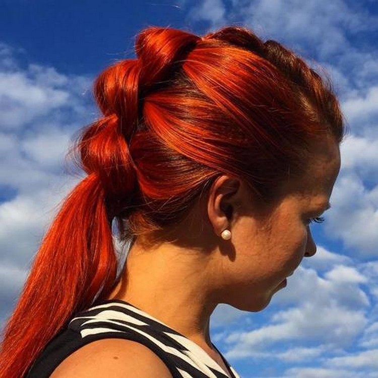 imitación halcón chica cabello rosa coleta baja