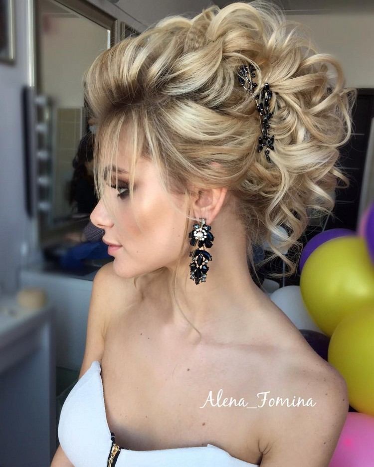 faux hawk chica pelo extenso y rubio