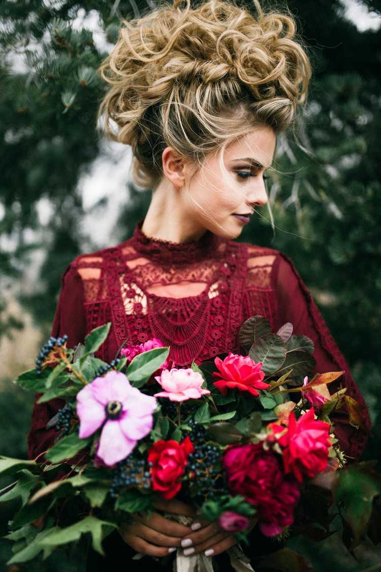 encantadora idea de melena larga en mujer con estilo faux hawk