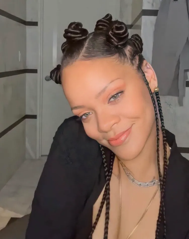 Peinado años 90 pelo corto y largo moños macarrones rihanna peinados de moda 2022