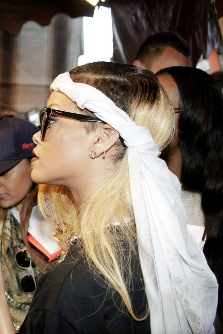 Pañuelo para el pelo de Rihanna con cabello liso y estilo rockero moderno