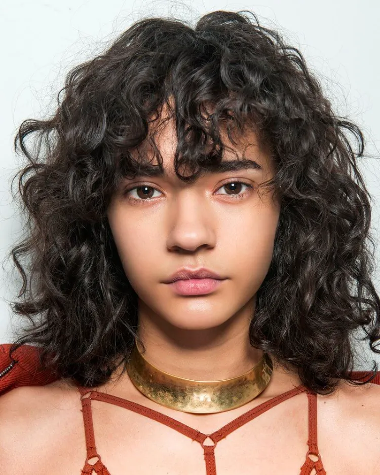 ¿Corte de tendencia con flequillo rizado? ¡Aquí te mostramos cómo romper el estigma del cabello este otoño! 7 - 【MioEstilo】 corte moderno con flequillo rizado cabello natural hombros