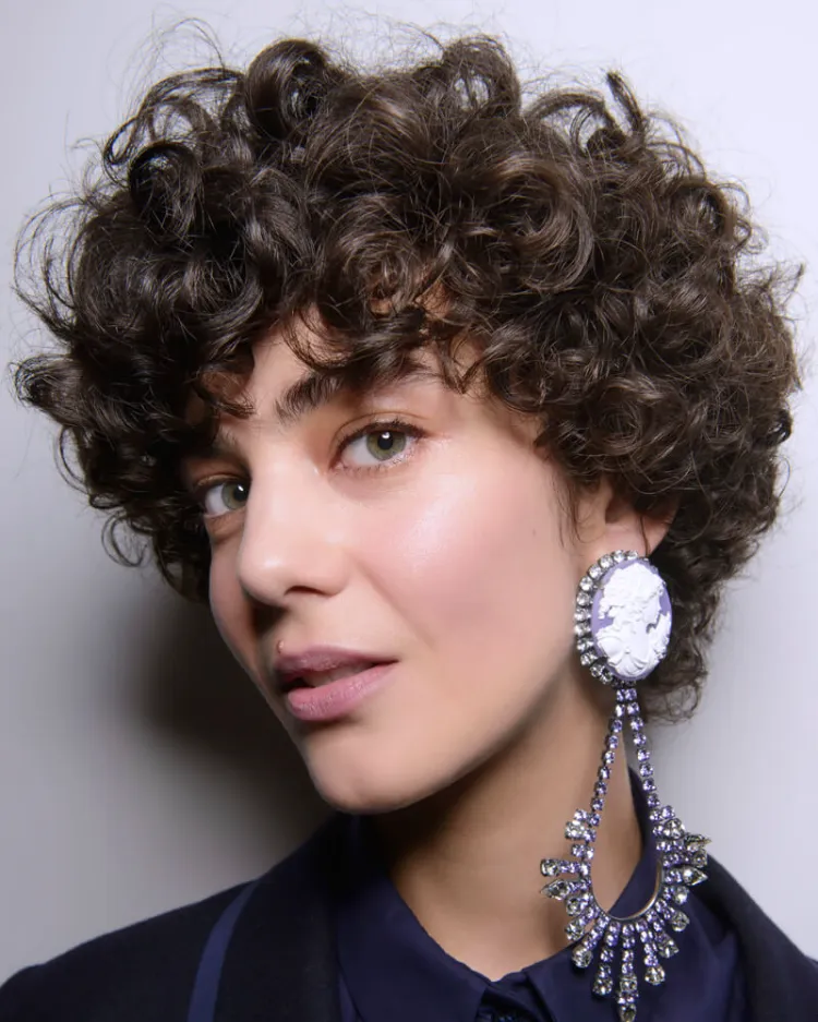 ¿Corte de tendencia con flequillo rizado? ¡Aquí te mostramos cómo romper el estigma del cabello este otoño! 4 - 【MioEstilo】 idea original de flecos rizados cortados en tazón de moda
