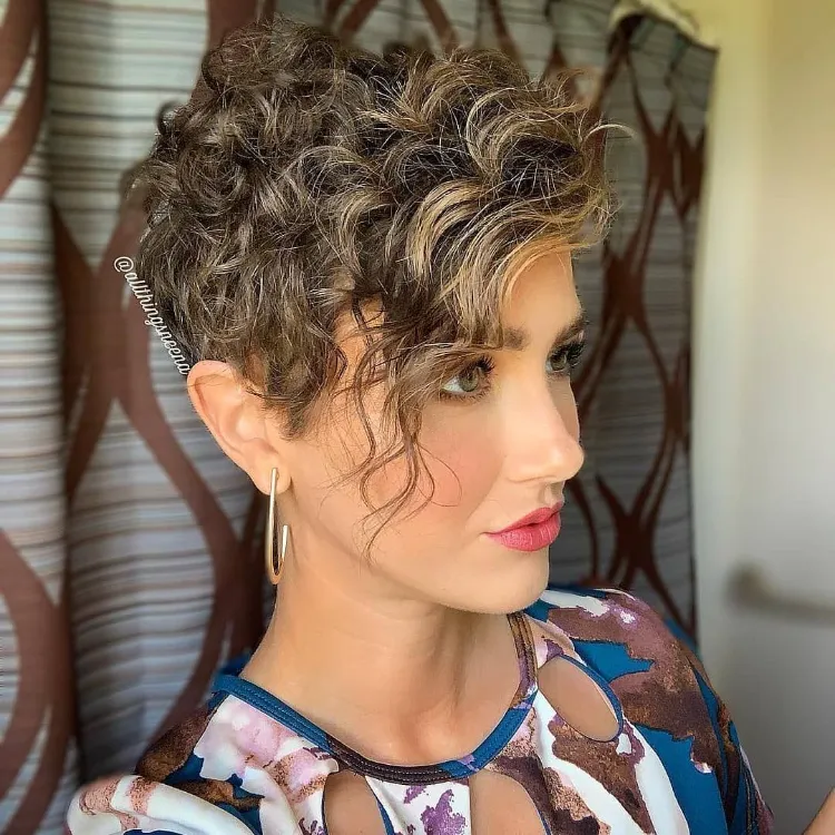 ¿Corte de tendencia con flequillo rizado? ¡Aquí te mostramos cómo romper el estigma del cabello este otoño! 3 - 【MioEstilo】 corte pixie cuello afeitado flequillo largo y rizado en el costado