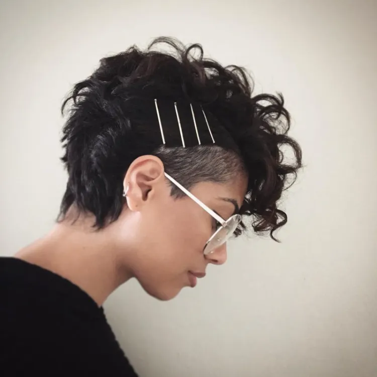 ¿Corte de tendencia con flequillo rizado? ¡Aquí te mostramos cómo romper el estigma del cabello este otoño! 6 - 【MioEstilo】 corte pixie lado afeitado largo rizado flequillo frente jovencita