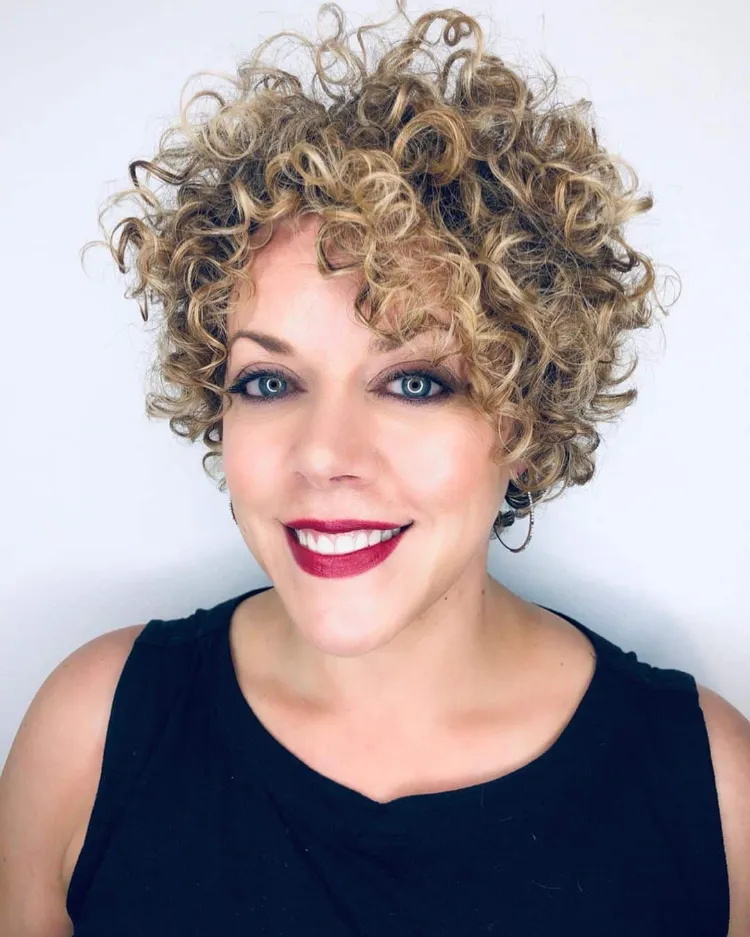 ¿Corte de tendencia con flequillo rizado? ¡Aquí te mostramos cómo romper el estigma del cabello este otoño! 5 - 【MioEstilo】 corte de pelo corto mujer rizado flequillo rubia cortina para colorear