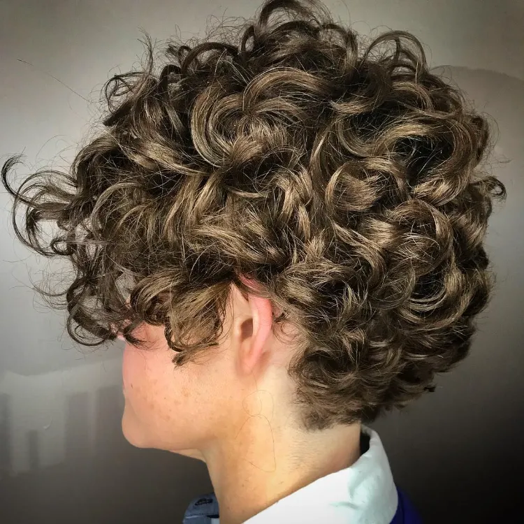 ¿Corte de tendencia con flequillo rizado? ¡Aquí te mostramos cómo romper el estigma del cabello este otoño! 2 - 【MioEstilo】 idea de corte de pelo corto mujer flequillo largo y rizado en el costado