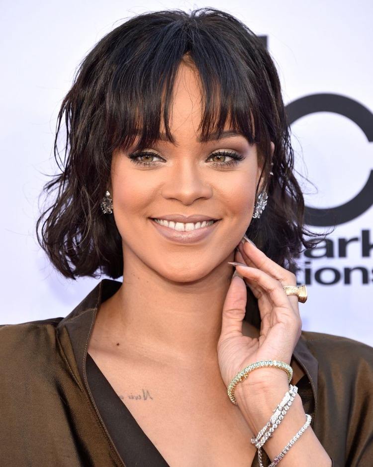 bob ondulado con flequillo tenue para los lados Rihanna