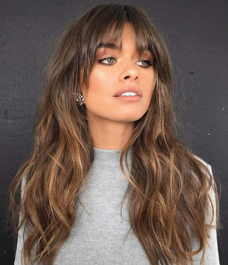 corte de pelo en capas con flequillo lateral