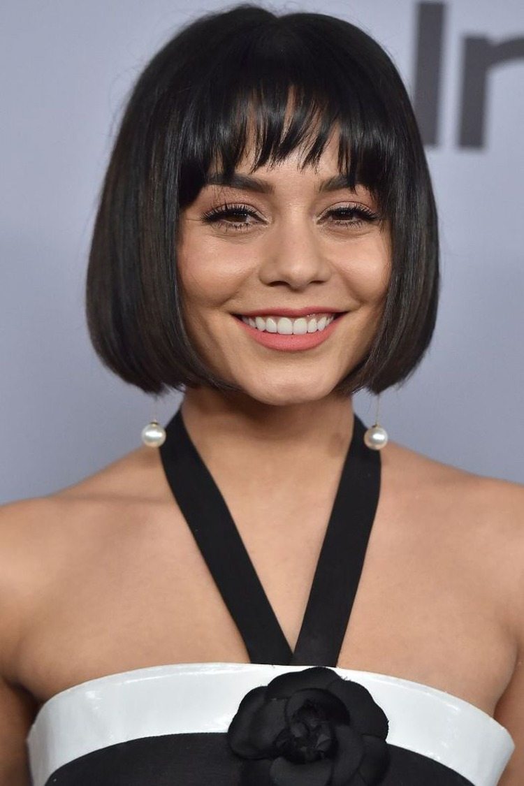 corte de pelo corto cuadrado clásico con flequillo fino