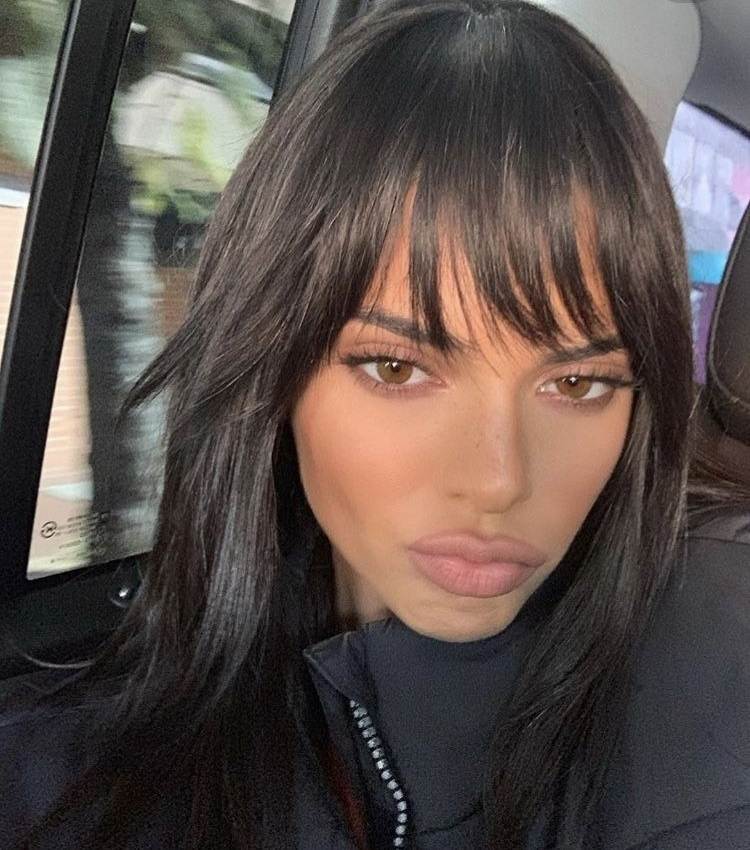 fino fleco en el costado Kendal Jenner