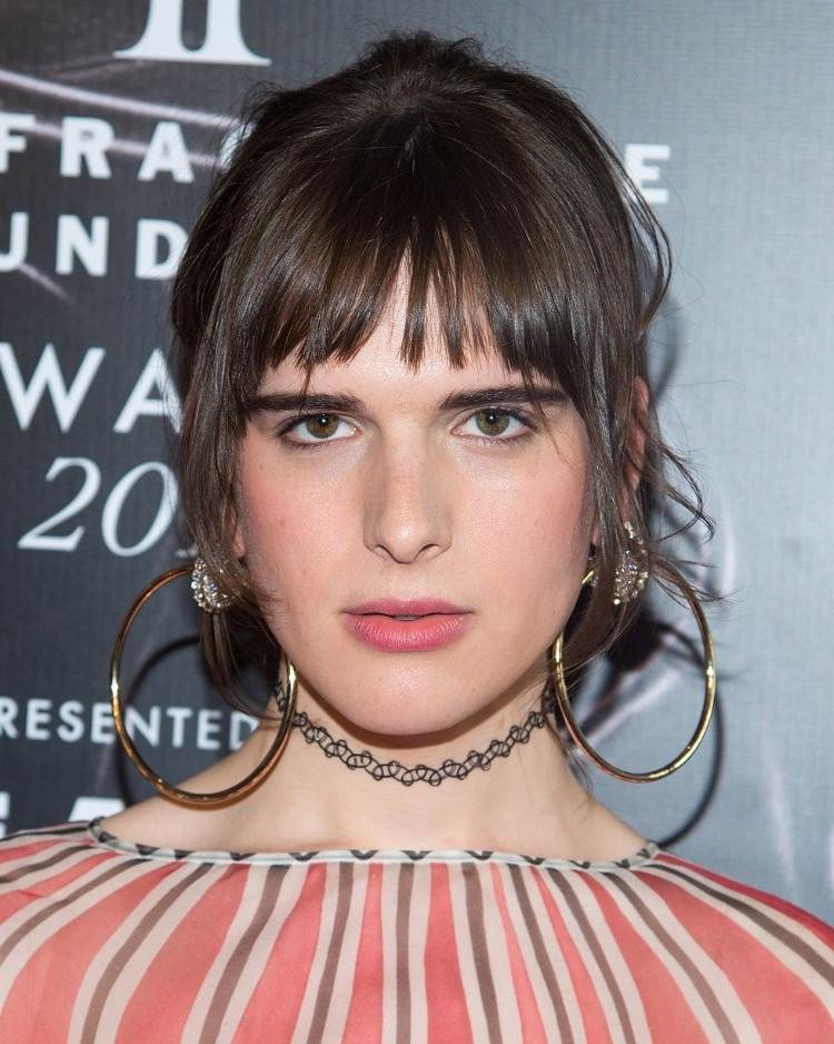 cabello en capas con flecos largos y cónicos