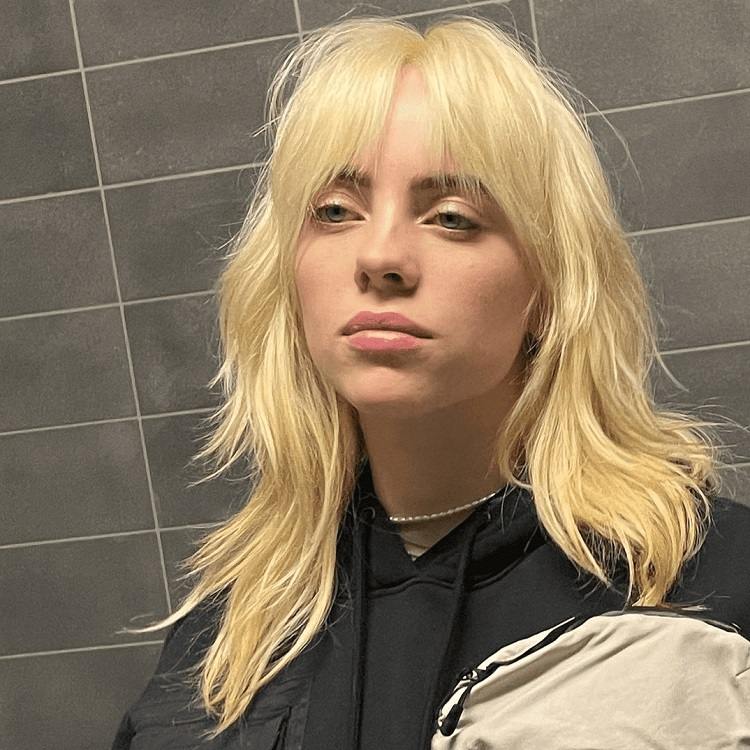 Billie Eilish con su pelo desteñido 