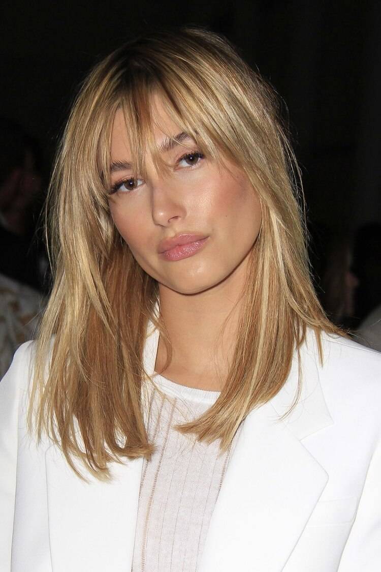Hailey Bieber con su peinado elegante y super estiloso