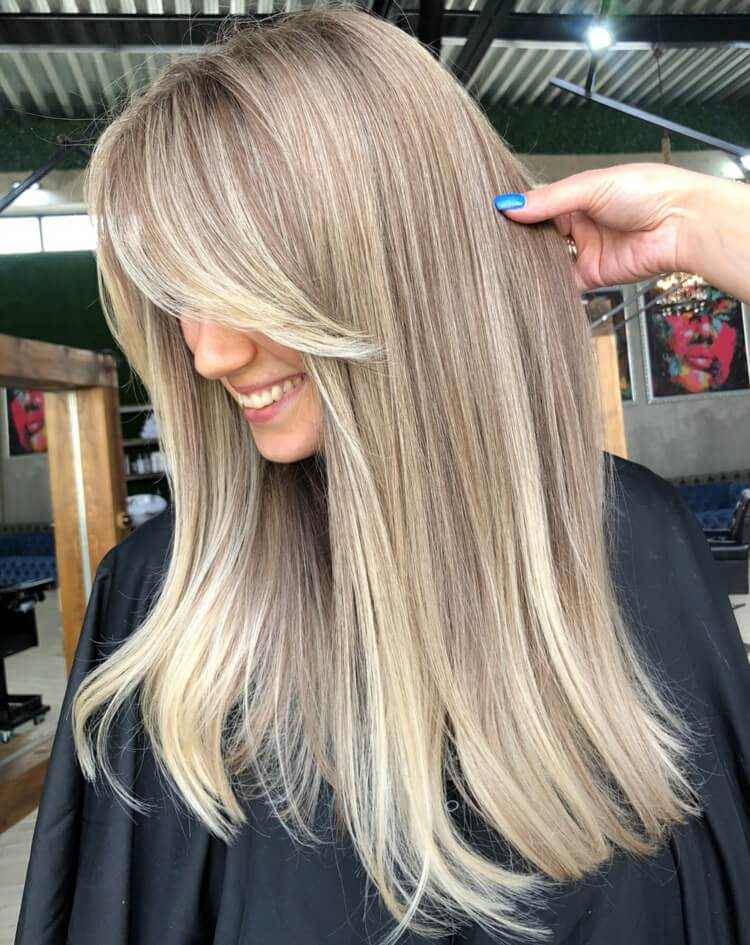 mechón lateral cortado en cabello largo rubio miel