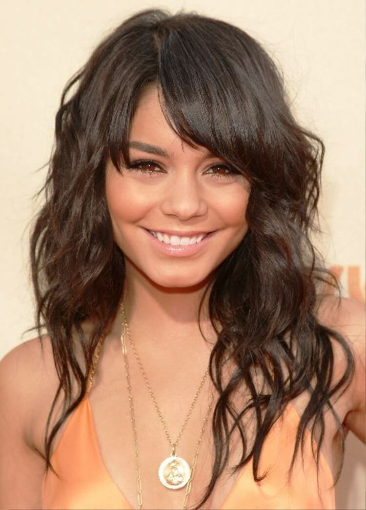 cabello ondeado de longitud media con flequillo asimétrico