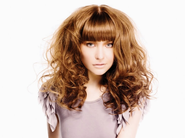 ¿Cuál corte de pelo favorece más según la forma de tu cara? consejos de especialistas 3 - 【MioEstilo】 qué flequillo es más favorecedor según tu rostro cabello rizado flequillo recto