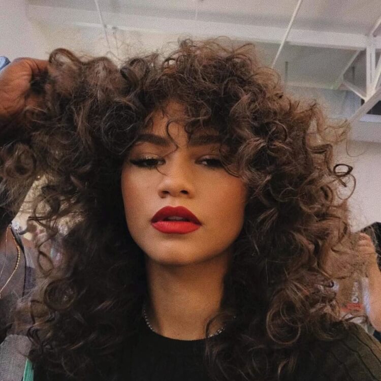 ¿Cuál corte de pelo favorece más según la forma de tu cara? consejos de especialistas 10 - 【MioEstilo】 que flequillo para cara cuadrada zendaya A flequillo