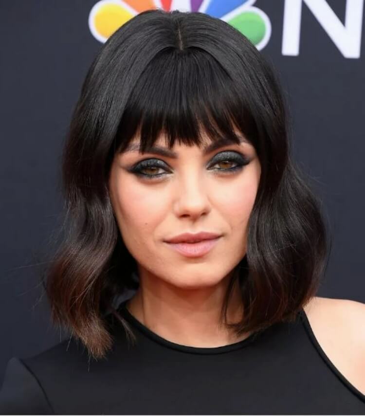 ¿Cuál corte de pelo favorece más según la forma de tu cara? consejos de especialistas 9 - 【MioEstilo】 flequillo texturizado cara cuadrada mila kunis