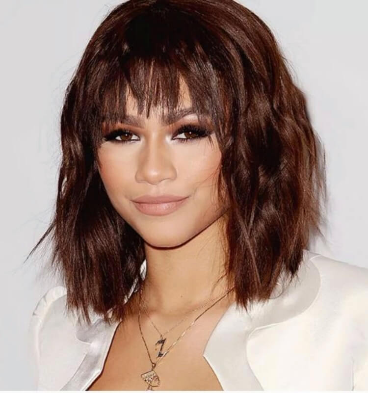 ¿Cuál corte de pelo favorece más según la forma de tu cara? consejos de especialistas 21 - 【MioEstilo】 rostro ovalado frente pequeña largo informal flequillo zendaya