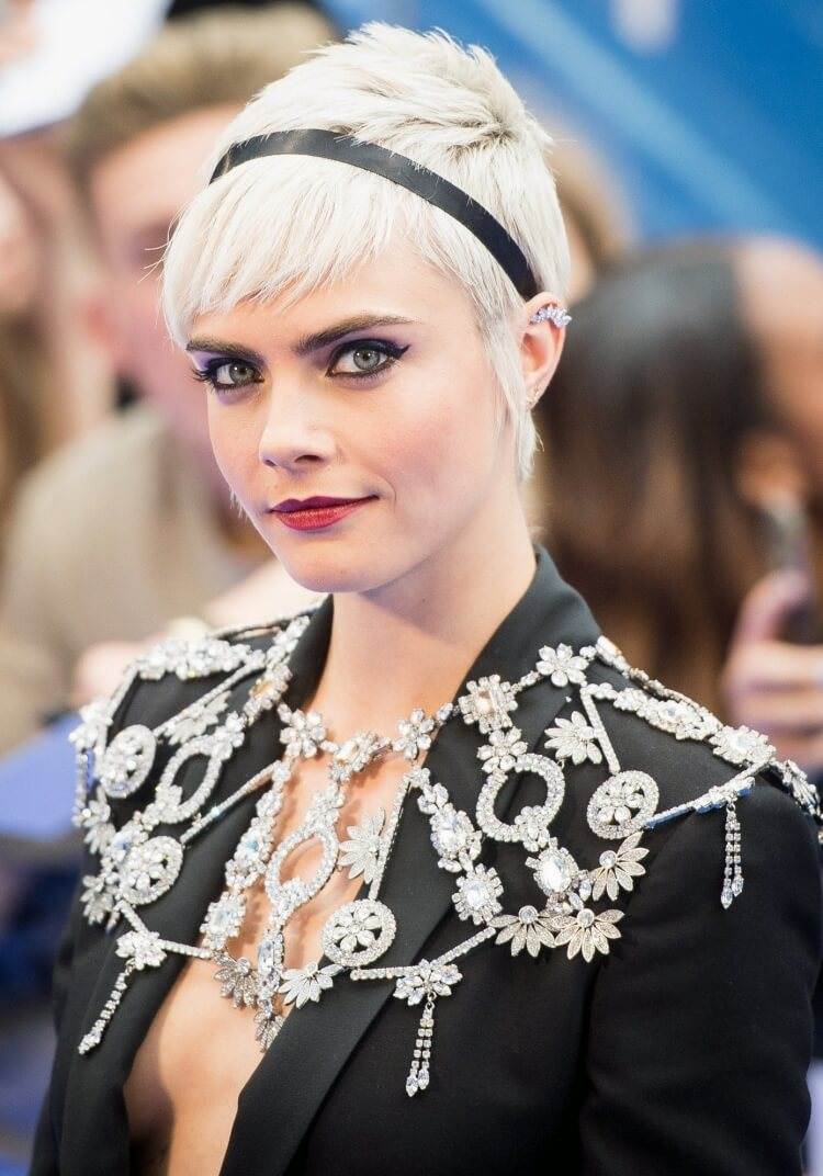 ¿Cuál corte de pelo favorece más según la forma de tu cara? consejos de especialistas 20 - 【MioEstilo】 flequillo corto cara ovalada frente pequeña delevigne