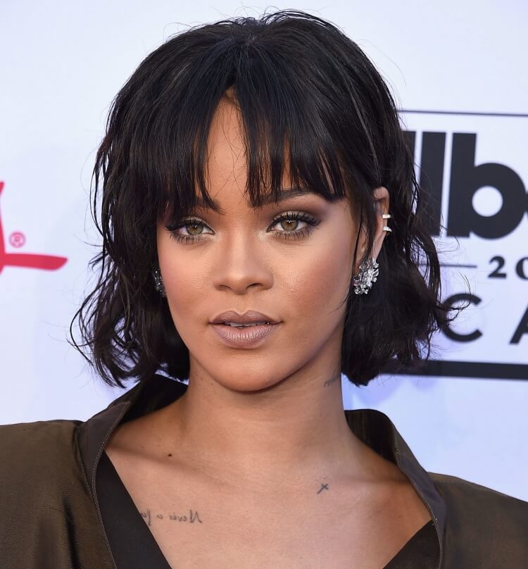 ¿Cuál corte de pelo favorece más según la forma de tu cara? consejos de especialistas 19 - 【MioEstilo】 flequillo extenso y grueso cara ovalada frente grande rihanna