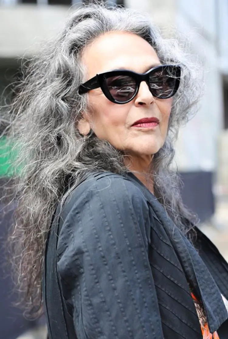 ¿Melena larga después de los 50 años? ¡Estoy de acuerdo, pero con matices! ¡Aquí tienes los consejos que necesitas conocer! 4 - 【MioEstilo】 errores evitar llevar el pelo muy largo despues de 50 años 60 años sin teñir