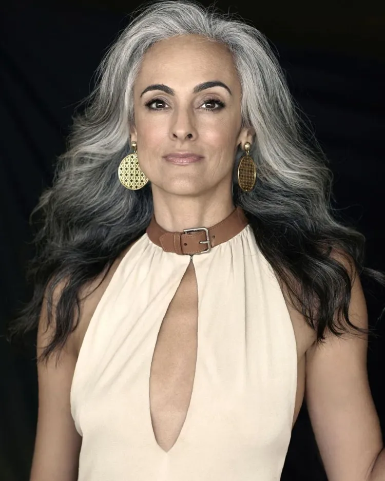 ¿Melena larga después de los 50 años? ¡Estoy de acuerdo, pero con matices! ¡Aquí tienes los consejos que necesitas conocer! 2 - 【MioEstilo】 cabello largo despues de 50 años 60 años top bicolor gris top negro
