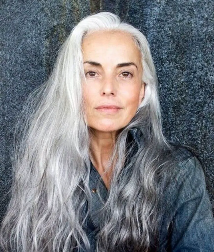 ¿Melena larga después de los 50 años? ¡Estoy de acuerdo, pero con matices! ¡Aquí tienes los consejos que necesitas conocer! 5 - 【MioEstilo】 pelo largo después de los 50 años 60 años color natural dos tonos mechas grises