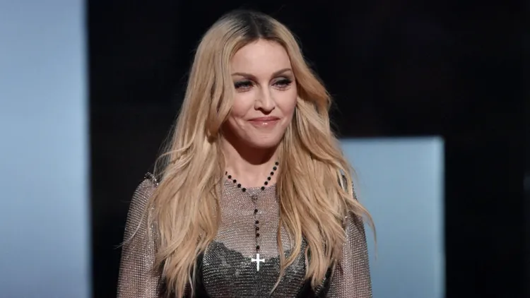 ¿Melena larga después de los 50 años? ¡Estoy de acuerdo, pero con matices! ¡Aquí tienes los consejos que necesitas conocer! 11 - 【MioEstilo】 madonna cabello largo después de 50 años 60 años coloración rubia raíces oscuras.jpg