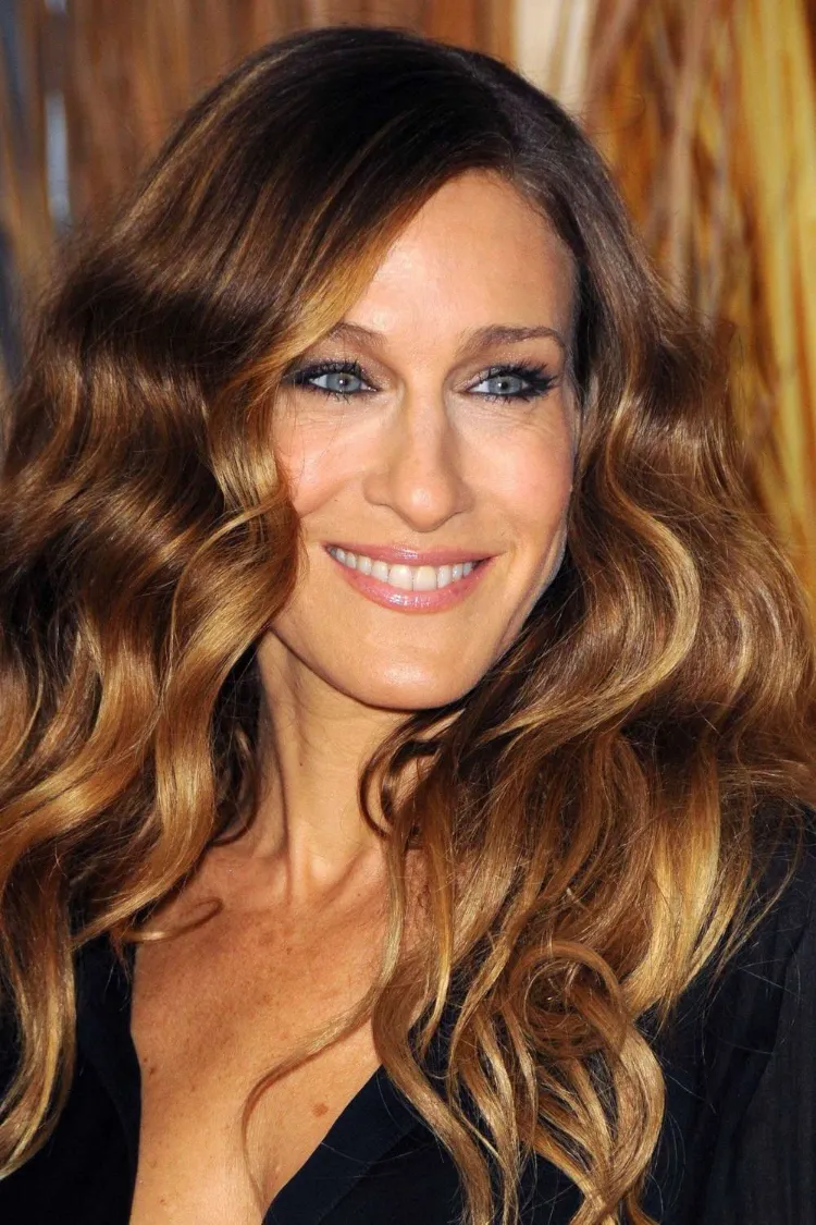 ¿Melena larga después de los 50 años? ¡Estoy de acuerdo, pero con matices! ¡Aquí tienes los consejos que necesitas conocer! 13 - 【MioEstilo】 Sarah Jessica Parker cabello largo después de 50 caramelo balayage idea chic