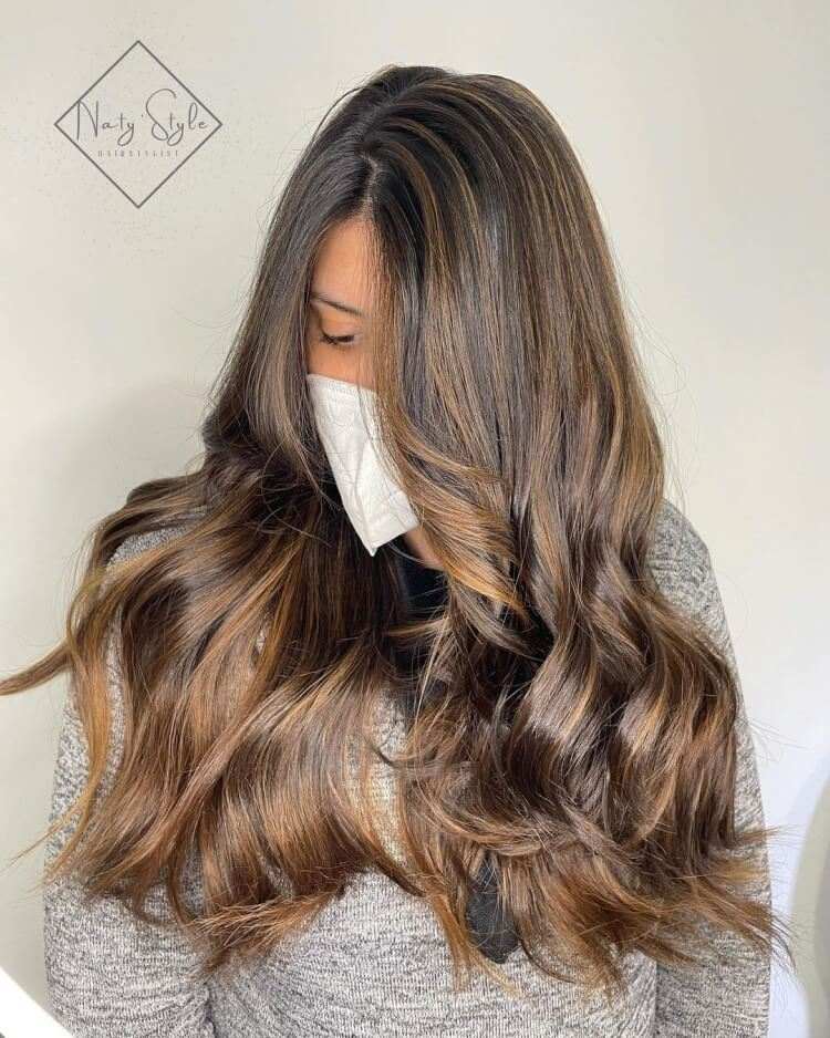 técnica de coloración del contorno del cabello castaño