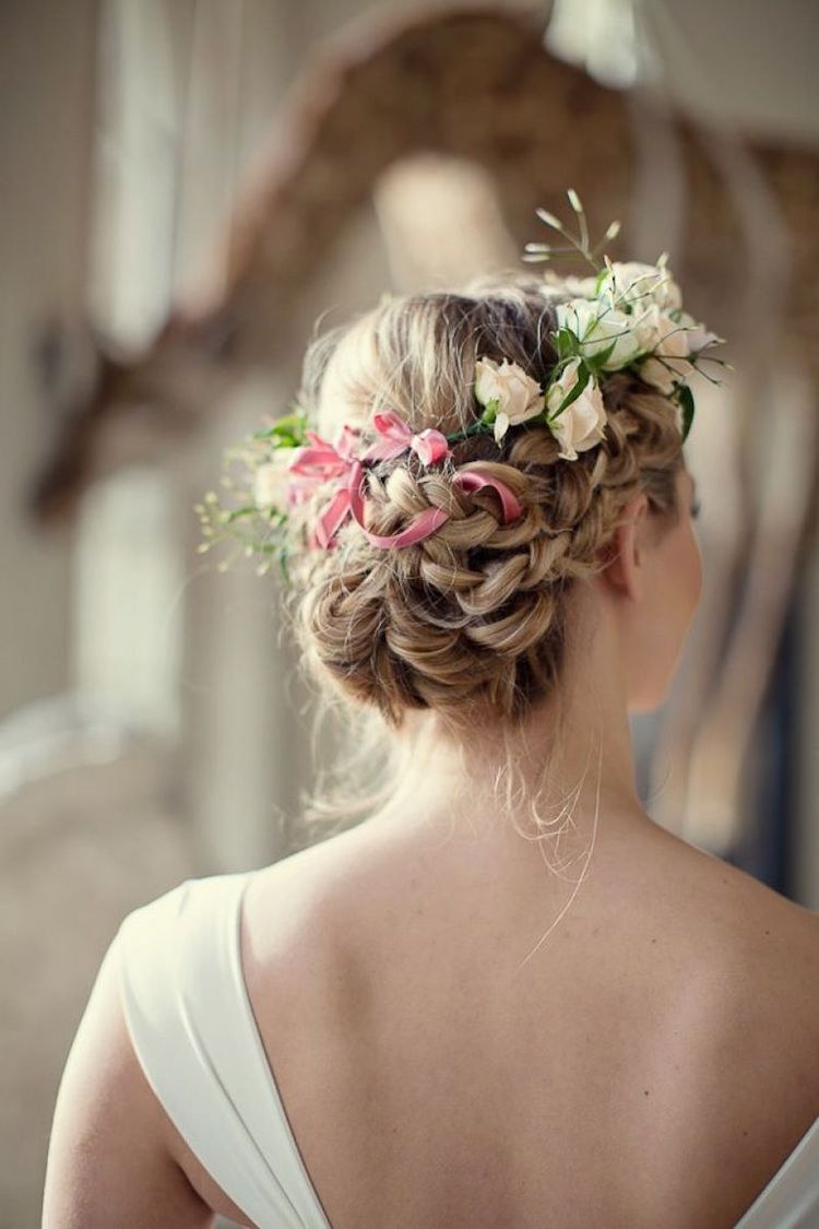 Inspiración de recogido nupcial: el peinado clásico que cumple todas sus promesas 12 - 【MioEstilo】 idea-moño-boda-moño-trenzado-romántico-corona-de-flores
