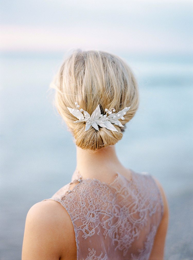 Inspiración de recogido nupcial: el peinado clásico que cumple todas sus promesas 14 - 【MioEstilo】 idea-moño-boda-moño-cruzado-bajo-accesorio-flores