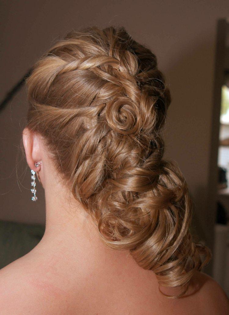 propuesta de peinado para baile con chongo alto adornado con mechones retorcidos peinado-idea-prom-mechas-largas-cabello retorcido