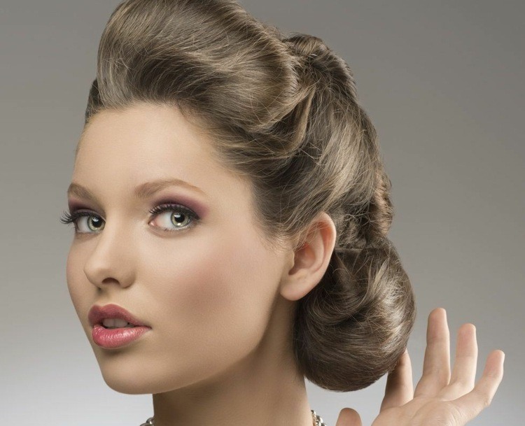 propuesta de peinado para baile de graduación con chongo bajo y flequillo peinado-idea-prom-estilo-retro-chongo-subestimado