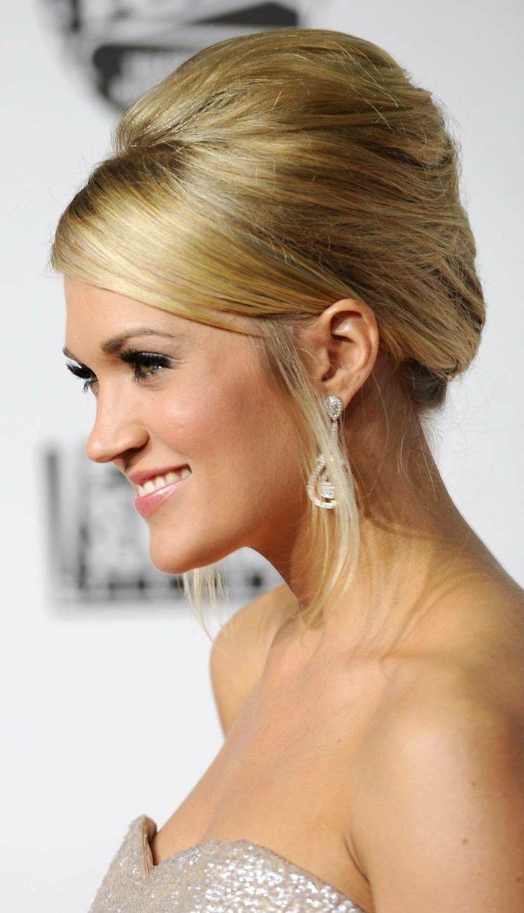 propuesta de moño para graduación con opción de flequillo para cabello largo peinado-idea-prom-chongo-flecos