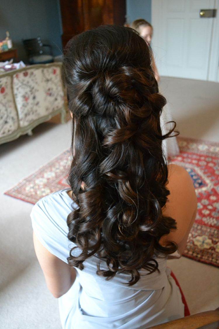 propuesta de peinado para baile con melena larga y rizada peinado-idea-prom-cabello-rizado-largo
