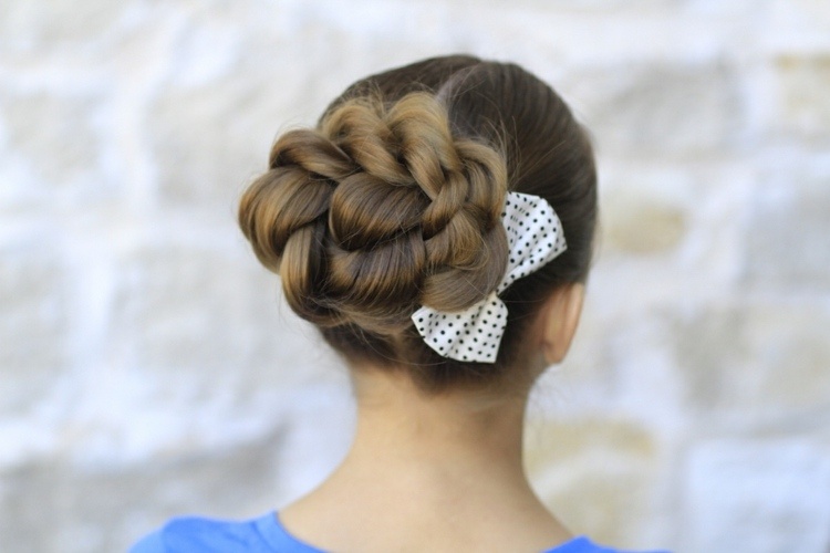propuesta de peinado para baile de moño trenzado con un lazo como accesorio peinado-idea-prom-prom-chongo-bajo-lazo-accesorio