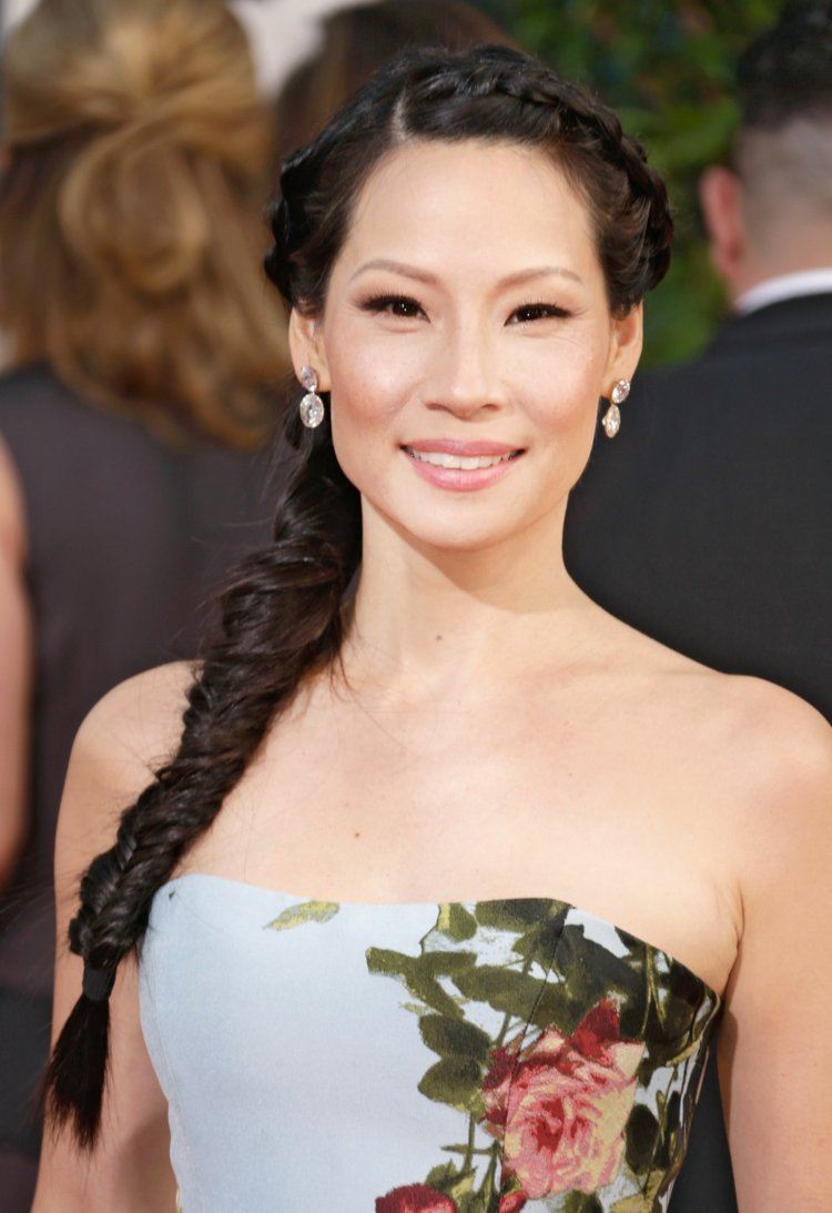 Propuesta de peinado para el baile de graduación de Lucy Liu con una trenza de espiga en el hombro peinado-idea-bal-trenza-epi-ble-hombro-Lucy-Liu