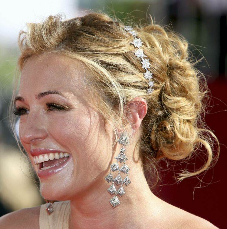 opción de graduación con moño despeinado y adorno en el cabello peinado-idea-bal-chignon-efecto-despeinado-flequillo-espalda