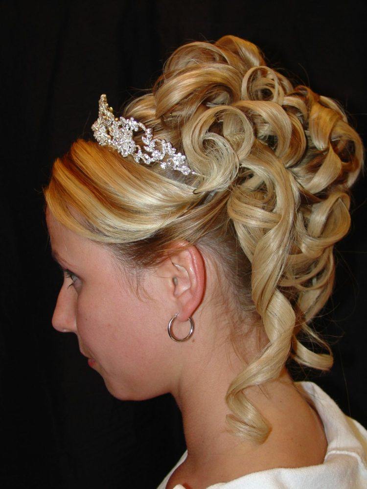propuesta de celebración con flequillo y rizos largos con diadema peinado-idea-prom-pelo-largo-tiara-accesorio