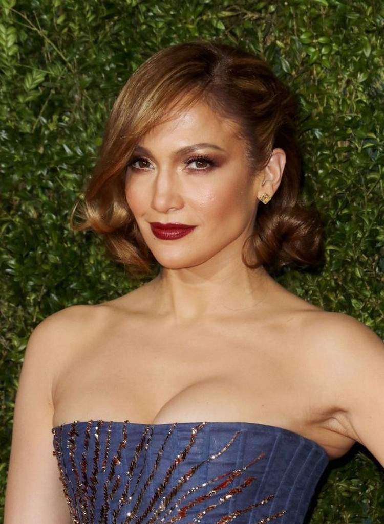 Propuestas de peinados de famosos: 10 sugerencias fantásticas 9 - 【MioEstilo】 propuesta de peinado para mujer de 50 años - corte de pelo corto ondulado