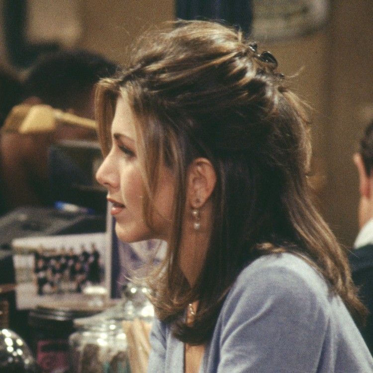 ideas de peinado de rachel green mechones rubios de media cola de cabello