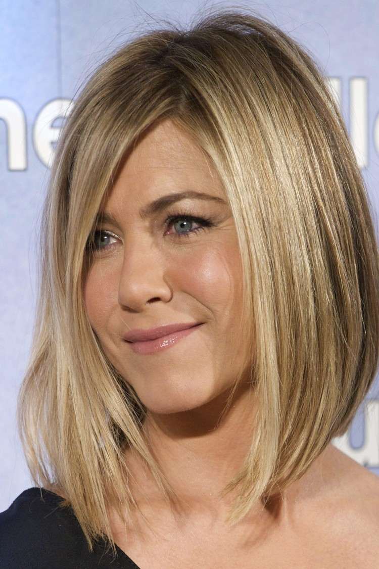 ideas de peinado cuadrado sumergiendo mujer rubia clara