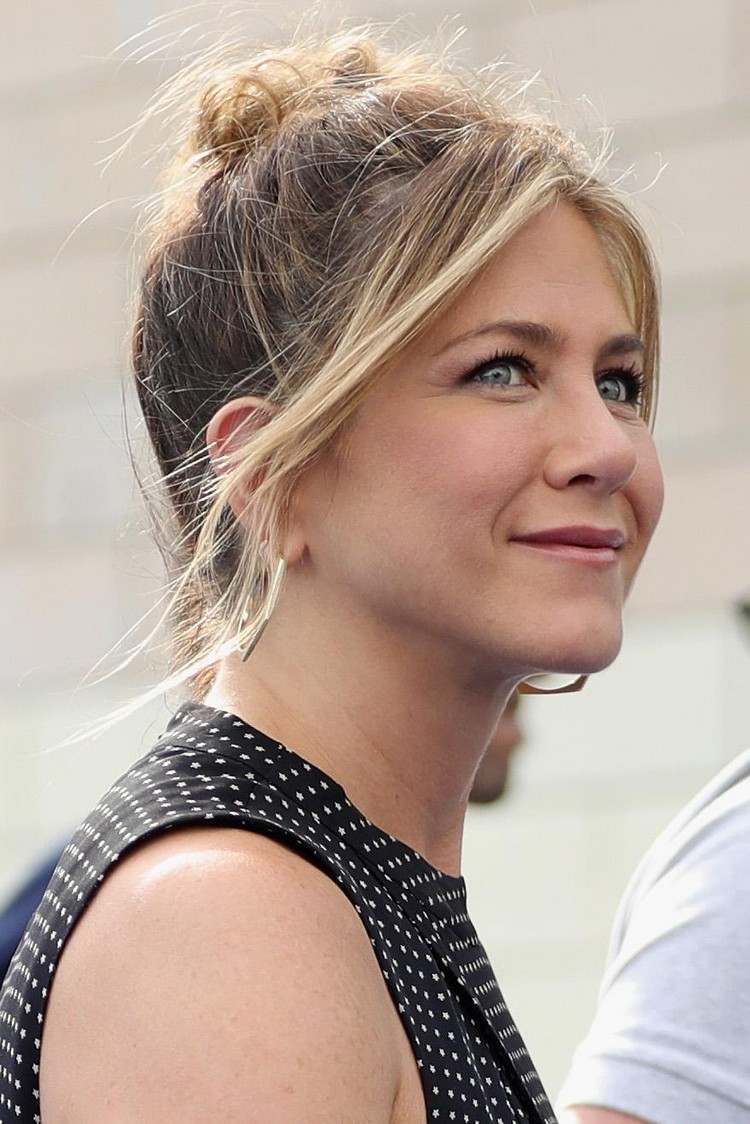 ideas de peinado de jennifer aniston mechones rubios bollo bajo