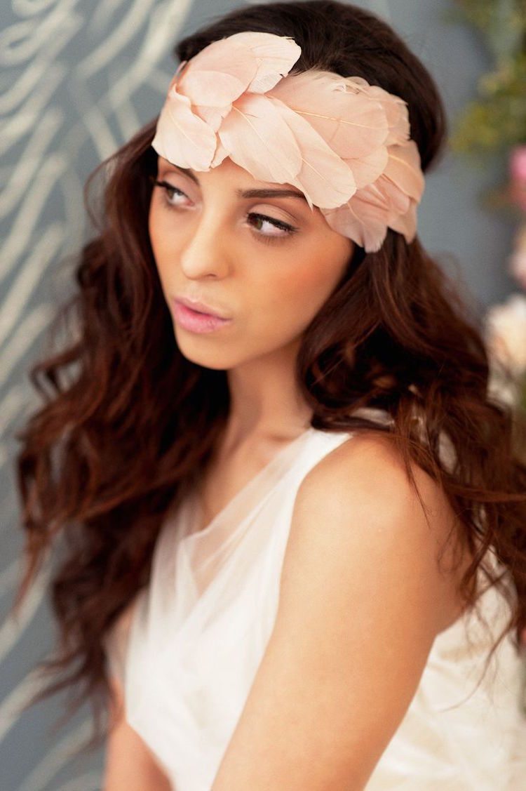 sugerencias románticas para peinados de boda con diadema de plumas en tono rosa pálido boda-peinado-sugerencias-diadema-plumas-rosa-pastel-peinado-romantico