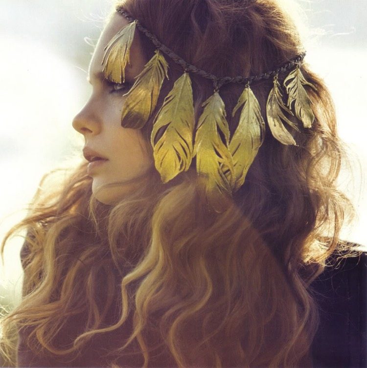 hermosas propuestas de peinados de boda chic bohemios con diadema adornada con plumas doradas peinado-sugerencias-boda-diadema-plumas-doradas-cabello ondulado