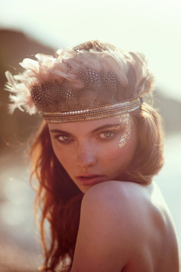 peinado nupcial para cabello largo y ondulado con accesorio capilar recubierto de plumas peinado-sugerencias-boda-diadema-boho-decoracion-plumas-perlas