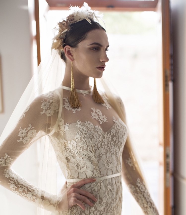 sugerencias para el peinado de la boda: realza el moño con plumas boda-peinado-sugerencias-diadema-plumas-flores-vestido encaje